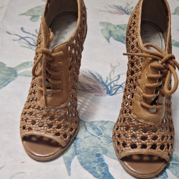 7 1/2 Hinge Tan Woven Leather Peep Toe Chunky Heels - Picture 1 of 11